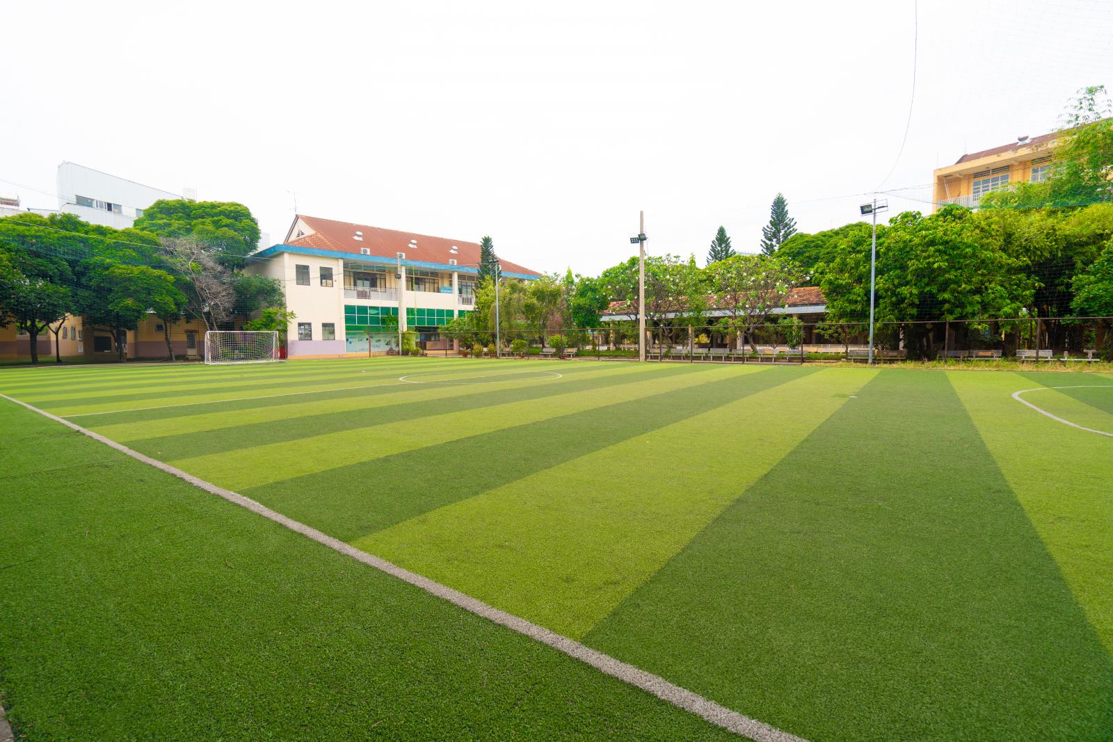 Sân bóng đá Nguyễn Thượng Hiền